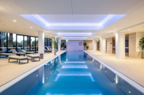 Modern Homy 1B1B APT Pool Gym Cinema Westfield Cafe